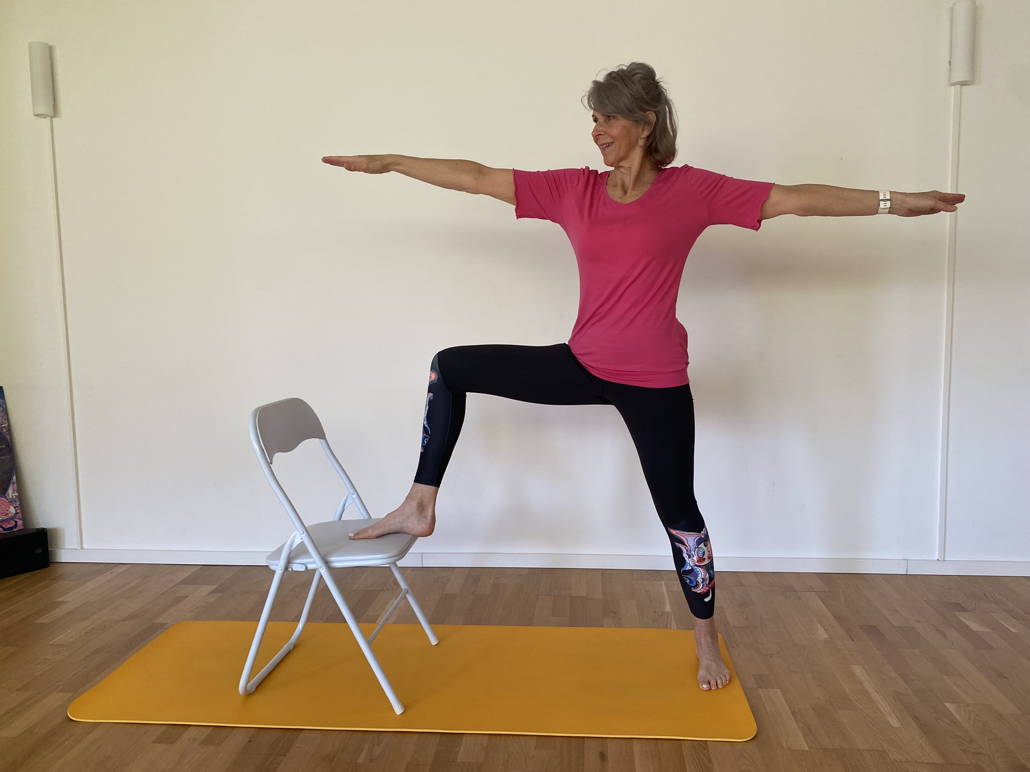 Yoga mit dem Stuhl im Stand