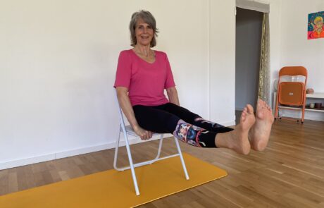 Yoga auf dem Stuhl im Sitzen